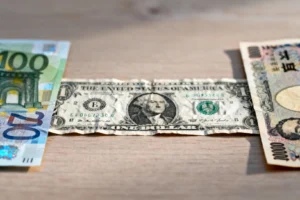 Dollar steadies as markets focus on US-China trade tensions, politics - Professional coverage